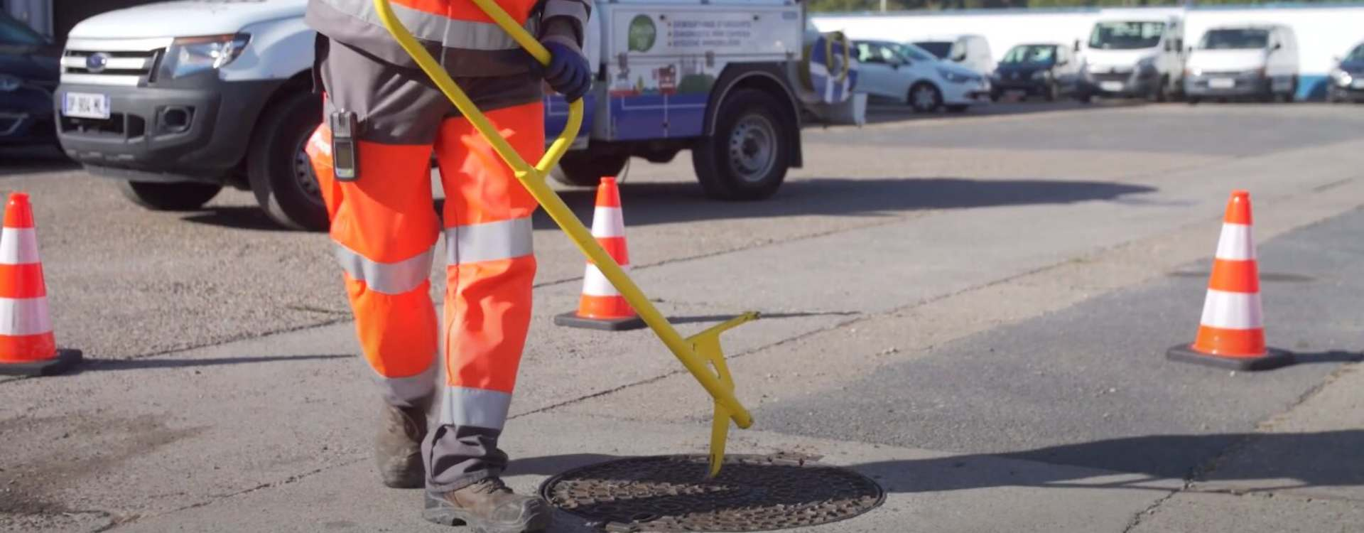 Lève plaques, tampons et grilles - Outil de levage universel pour