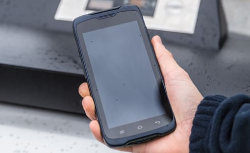 Spectra MM50 smartphone utilisation Personne qui utilise le smartphone spectra MM50